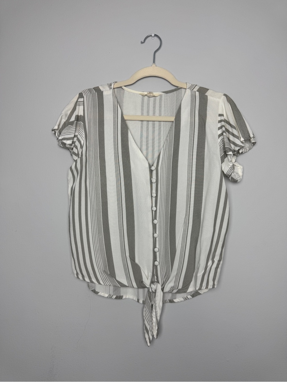 Striped Tie-Front Button V-Neck Top - White & Gray Size L